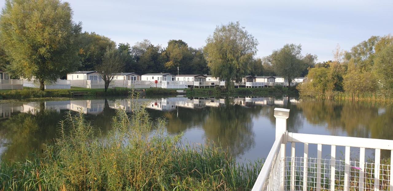 Lakeside Cotswold Holiday Home Cirencester Exterior photo