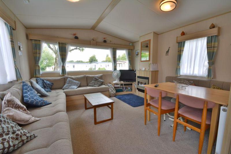 Lakeside Cotswold Holiday Home Cirencester Exterior photo