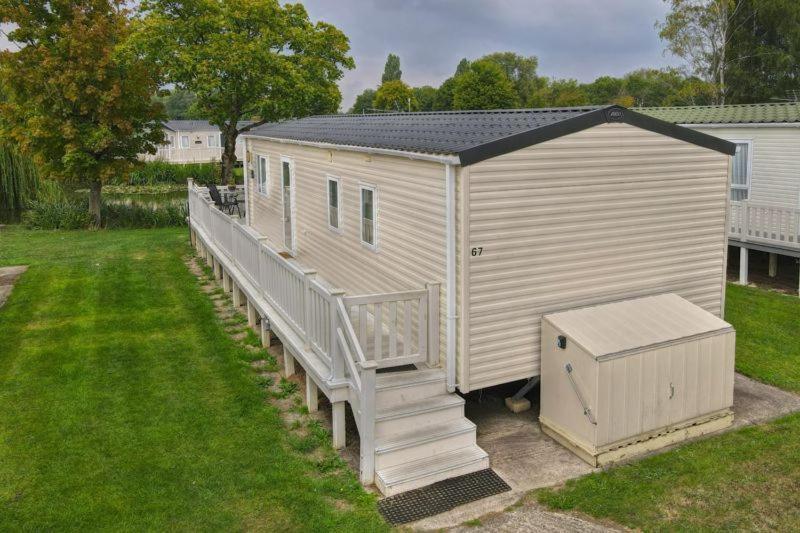 Lakeside Cotswold Holiday Home Cirencester Exterior photo