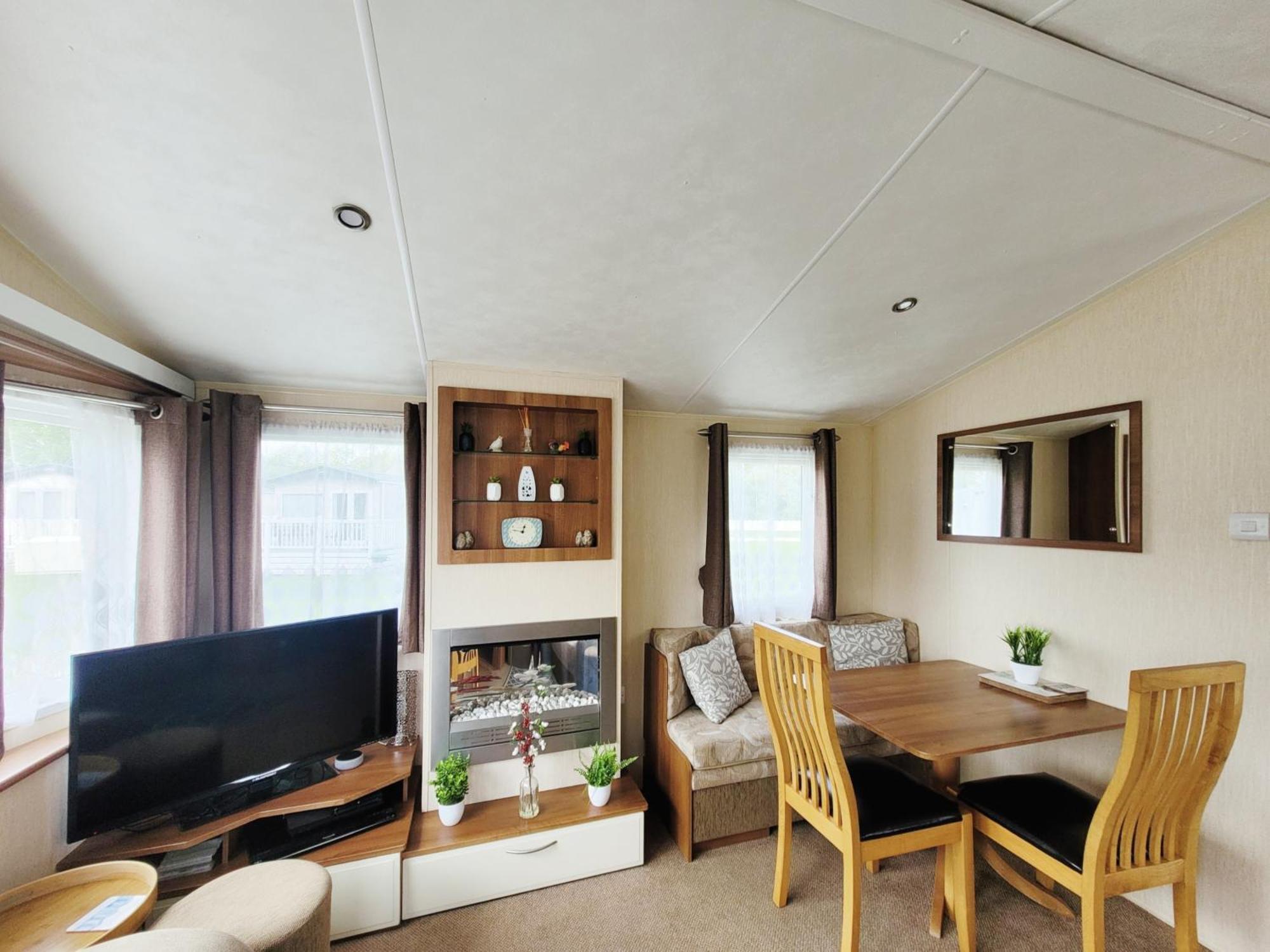 Lakeside Cotswold Holiday Home Cirencester Exterior photo