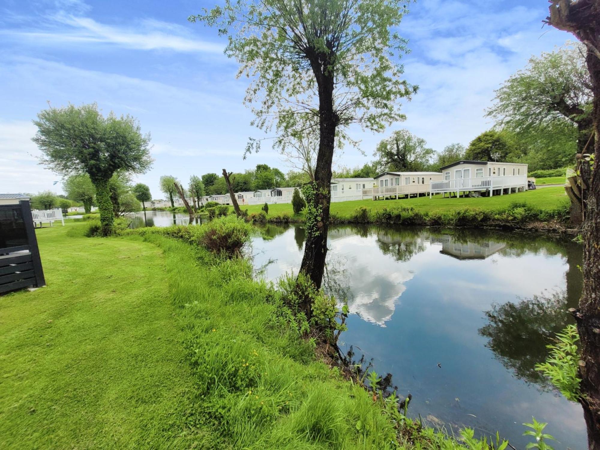 Lakeside Cotswold Holiday Home Cirencester Exterior photo